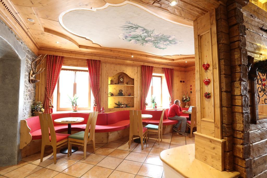 Albergo Centrale Форні-ді-Сопра Екстер'єр фото