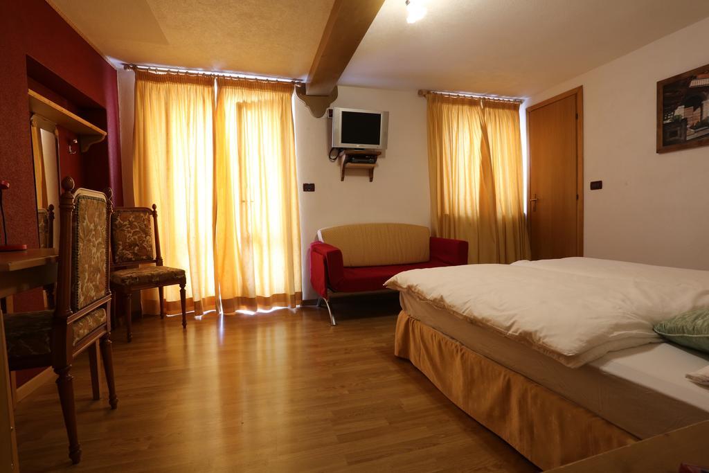 Albergo Centrale Форні-ді-Сопра Номер фото